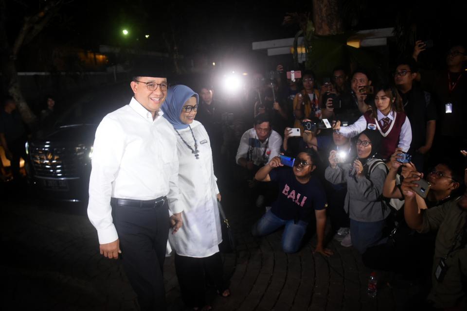 Calon presiden dan calon wakil presiden nomor urut 1 Anies Baswedan (kiri) didampingi istri Fery Farhati (kedua kiri) berangkat menuju lokasi debat capres dari rumah pemenangan di Jalan Diponegoro 10, Menteng, Jakarta Pusat, Selasa (12/12/2023). 