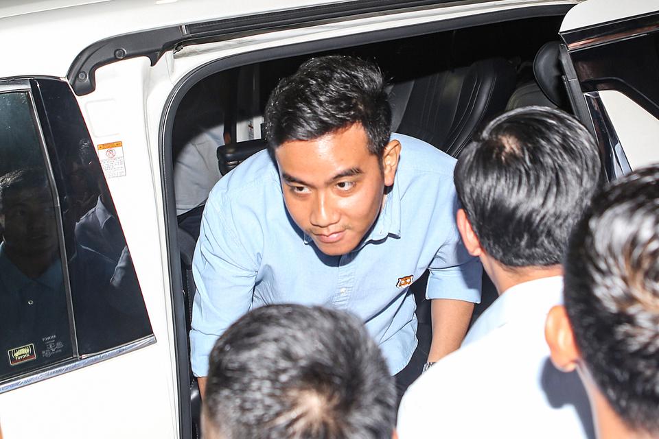 Cawapres nomor urut 2 Gibran Rakabuming Raka tiba di Gedung KPU untuk mengikuti Debat Perdana Capres Pemilu 2024 di Jakarta, Selasa (12/12/2023).Debat perdana tersebut mengangkat topik masalah pemerintahan, hukum HAM, pemberantasan korupsi, penguatan dem