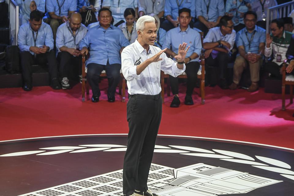 Capres nomor urut tiga Ganjar Pranowo menyampaikan visi misinya dalam debat perdana Capres dan Cawapres 2024 di Gedung KPU, Jakarta, Selasa (12/12/2023). 