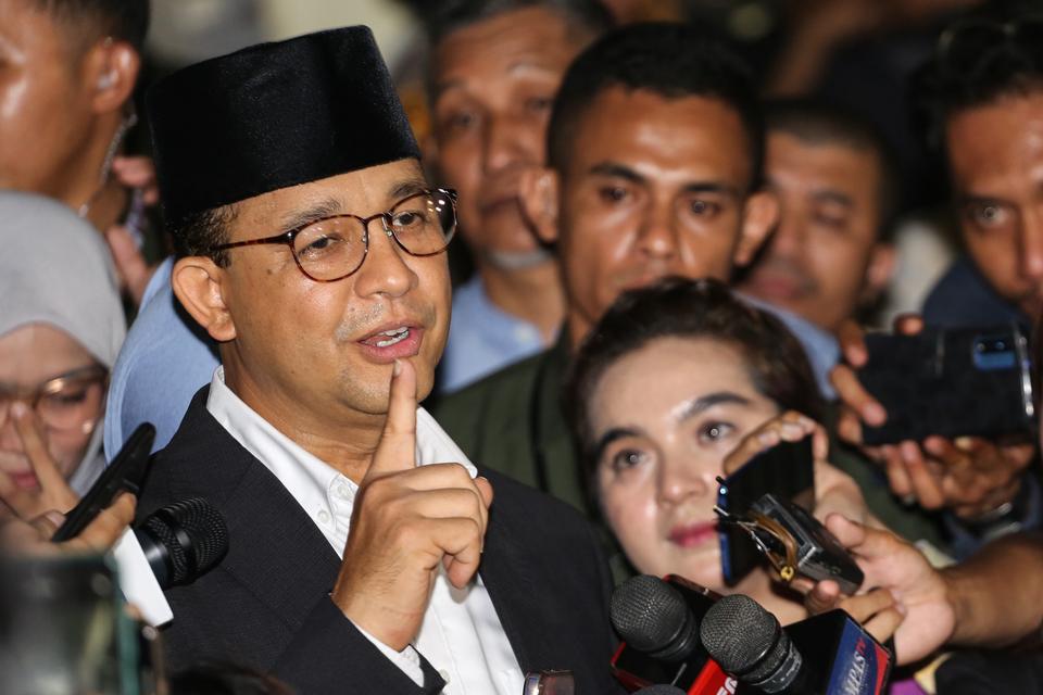 Capres nomor urut 1 Anies Rasyid Baswedan menjawab pertanyaan wartawan usai mengikuti debat perdana Pemilu 2024 di Gedung KPU, Jakarta, Selasa (12/12/2023). Debat perdana tersebut mengangkat topik pemerintahan, hukum HAM, pemberantasan korupsi, penguatan 