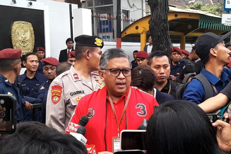 Hasto Nilai Prabowo Coba Tiru Jokowi Namun Gagal, Apa Alasannya?