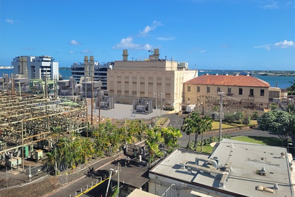 Perusahaan penyedia listrik Hawaiian Electric menyatakan mereka berencana mengganti enam generator berbahan bakar fosil di sebuah pembangkit listrik utamanya.