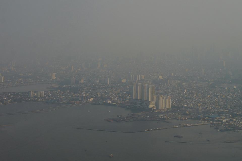 Foto aerial kondisi polusi udara di kawasan Pelabuhan Muara Angke, Jakarta Utara, Rabu (13/12/2023). Berdasarkan data situs pemantau kualitas udara IQAir pada Rabu, (13/12/2023) konsentrasi polutan particulate matter 2.5 (PM2,5) di Jakarta sebesar 41 mikr