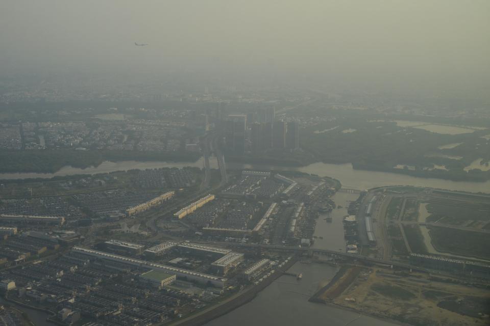 Foto aerial kondisi polusi udara di pulau reklamasi Pantai Indah Kapuk, Jakarta Utara, Rabu (13/12/2023). Berdasarkan data situs pemantau kualitas udara IQAir pada Rabu, (13/12/2023) konsentrasi polutan particulate matter 2.5 (PM2,5) di Jakarta sebesar 41