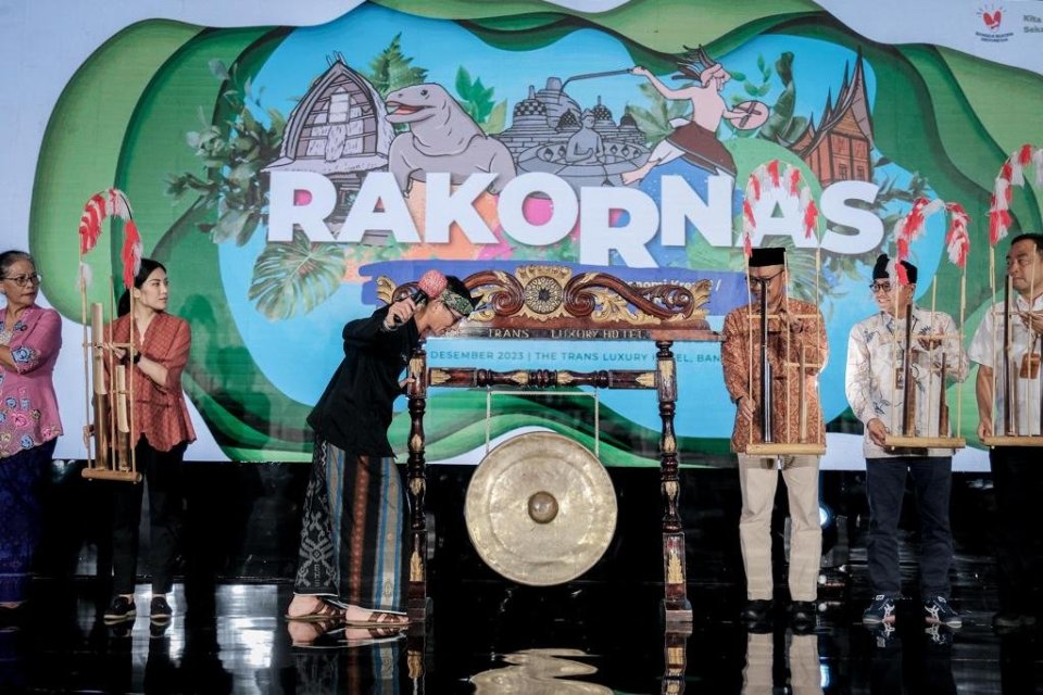 Menteri Pariwisata dan Ekonomo Kreatif, Sandiaga Uno, membuka Rapat Koordinasi Nasional Kementerian Pariwisata dan EkonomiKreatif di Bandung, Selasa (13/12).