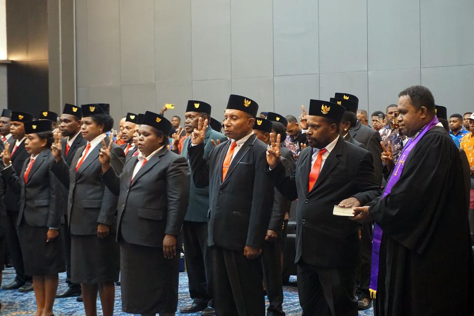 Anggota Majelis Rakyat Papua (MRP) Papua Barat Daya mengucapkan sumpah saat pelantikan di Kota Sorong, Papua Barat Daya, Kamis (14/12/2023). Mewakili Mendagri, Wakil Menteri Dalam Negeri John Wempi Wetipo melantik 33 orang anggota MRP-PBD dengan tiga kelo