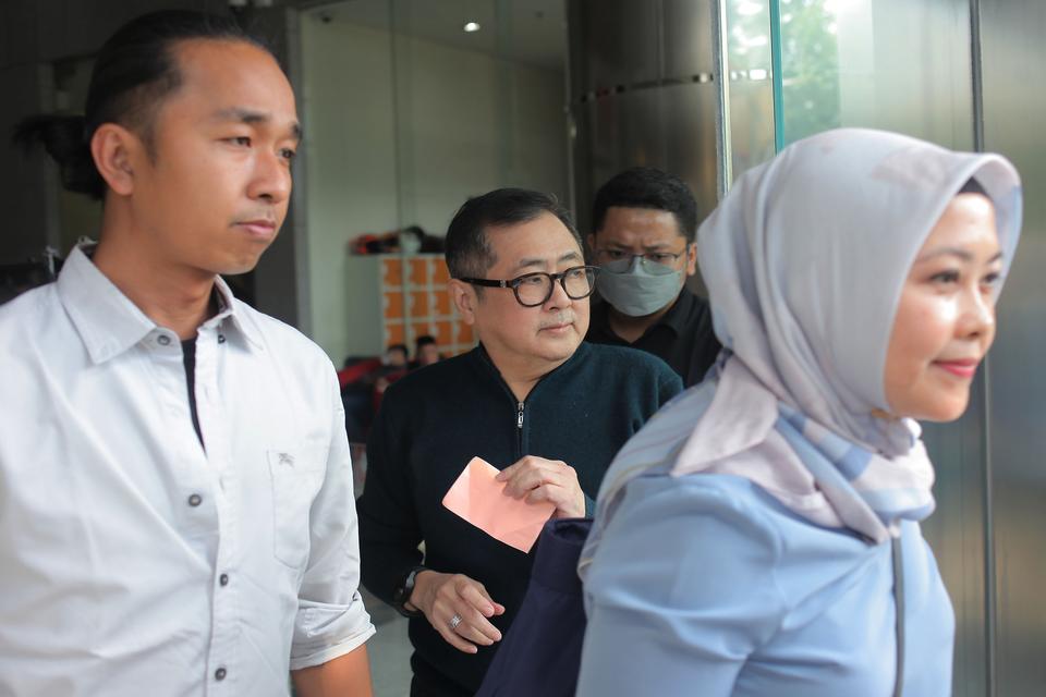 Mantan Direktur Utama PT Dosni Roha Logistik (PT DRL) Bambang Rudijanto Tanoesoedibjo alias Rudy Tanoe (tengah) menghindar dari wartawan usai menjalani pemeriksaan, di Gedung Merah Putih KPK, Jakarta, Kamis (14/12/2023). 