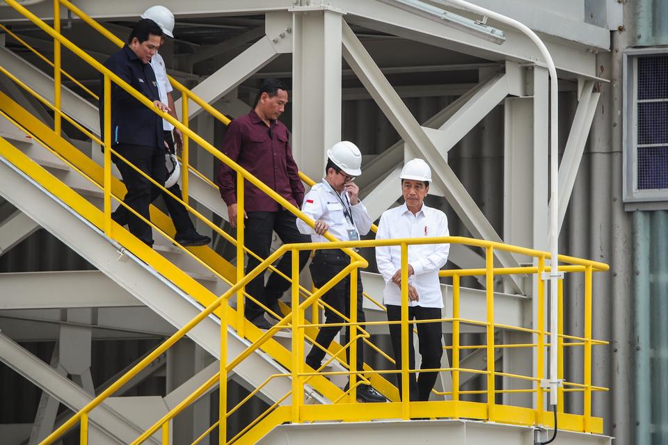 Presiden Joko Widodo (kanan) didampingi Menteri BUMN Erick Thohir (kiri), dan Presiden Direktur PT Freeport Indonesia Tony Wenas (kedua kanan) menuruni anak tangga di sela peresmian ekspansi proyek smelter PT Smelting di Gresik, Jawa Timur, Kamis (14/12/2