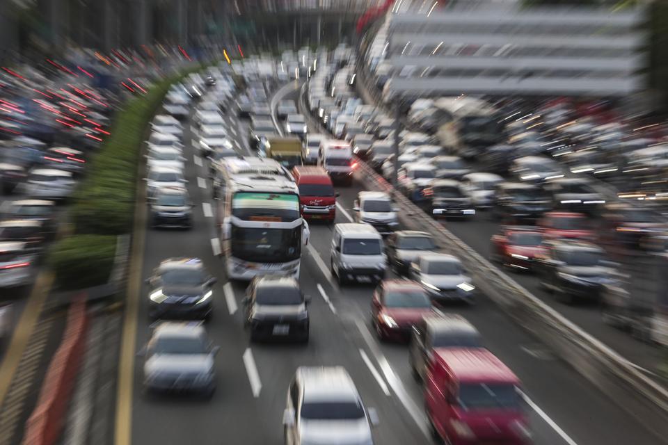 Kendaraan bermotor melintas di Jalan Gatot Subroto, Jakarta, Kamis (14/12/2023). Badan Pendapatan Daerah (Bapenda) DKI Jakarta mengatakan realisasi Pajak Kendaraan Bermotor (PKB) DKI Jakarta sebesar Rp8,9 triliun per 14 Desember 2023, atau 92 persen dari 