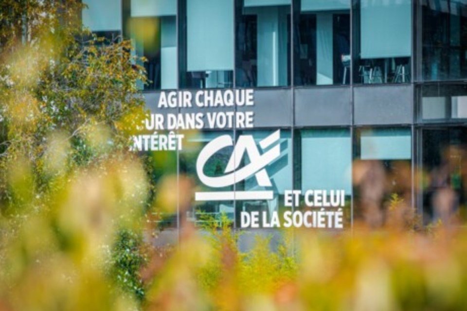 Credit Agricole, emiten bank terbesar kedua di Perancis, mengatakan mereka akan menghentikan pembiayaan proyek-proyek ekstraksi bahan bakar fosil.