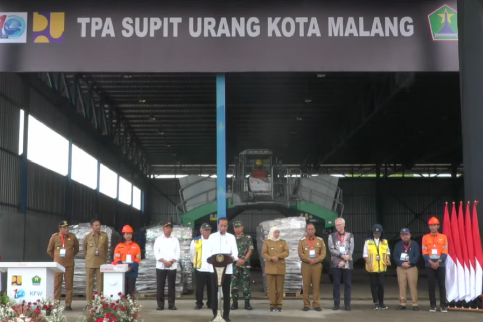 Presiden Jokowi meresmikan tiga Tempat Pembuangan Akhir (TPA) pengelolaan sampah modern di perkotaan, di Jawa Timur, pada Kamis (14/12).