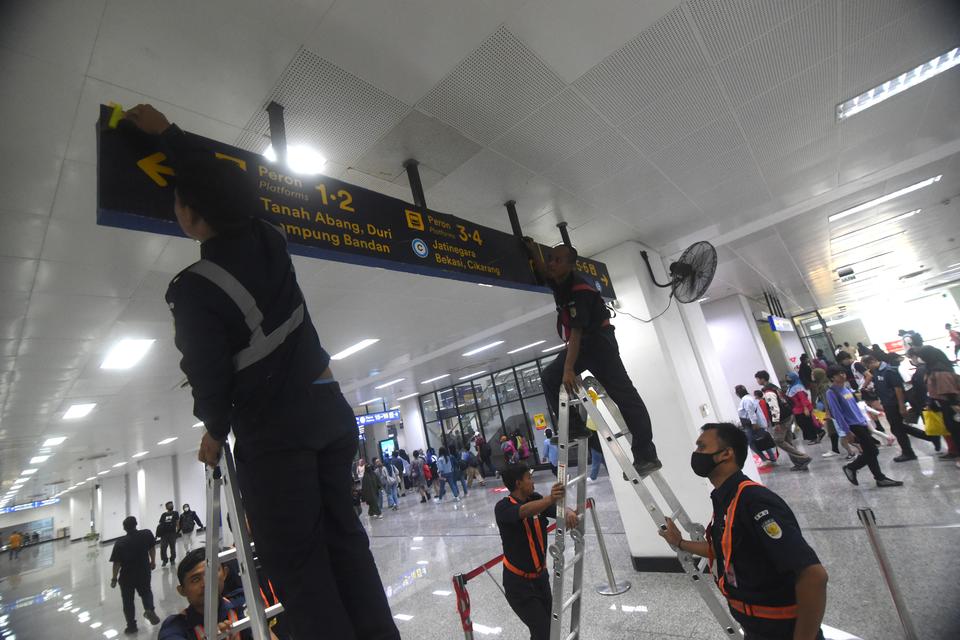 Petugas memasang papan petunjuk peron di Stasiun Manggarai, Jakarta, Sabtu (16/12/2023). Dirjen Perkeretaapian Kemenhub melakukan Switch Over (SO) ke-7 di Stasiun Manggarai sebagai bagian dari pengembangan stasiun sentral dengan pengaktifan jalur 1 dan 2 