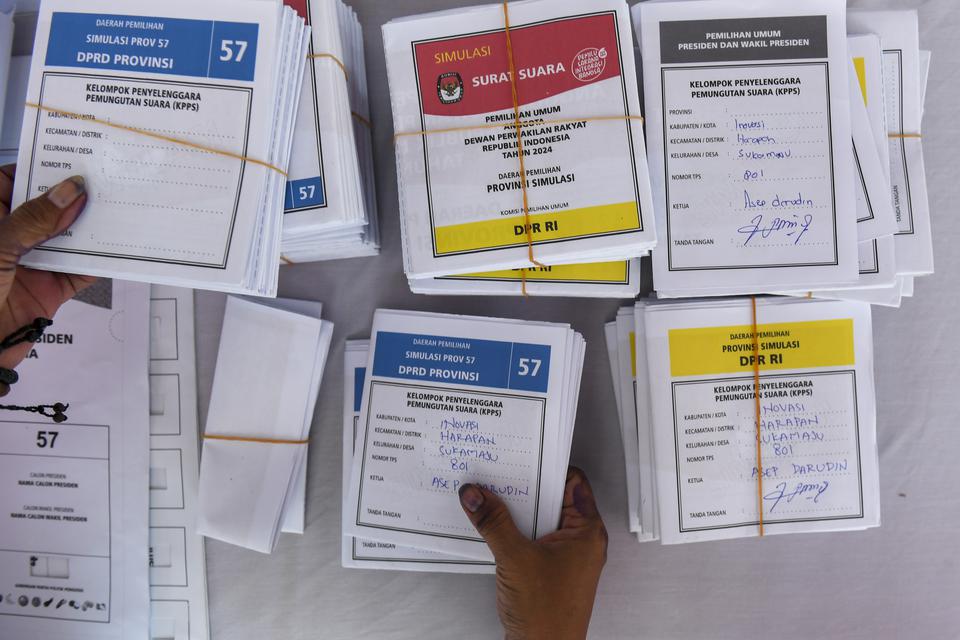 Petugas Kelompok Penyelenggara Pemungutan Suara (KPPS) menyusun surat suara dalam simulasi pemungutan dan penghitungan suara Pemilu 2024 di Kantor KPU Jakarta Timur , Jakarta, Senin (18/12/2023). Simulasi tersebut untuk mempersiapkan bimbingan teknis bagi