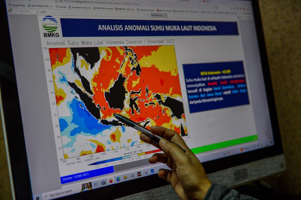 Pengamat mengamati anomali suhu muka laut Indonesia di Kantor BMKG Bandung, Jawa Barat, Selasa (19/12/2023). Deputi Bidang Meteorologi BMKG, Guswanto mengungkapkan, peningkatan suhu yang terjadi di beberapa wilayah di Indonesia dalam beberapa hari terakhi