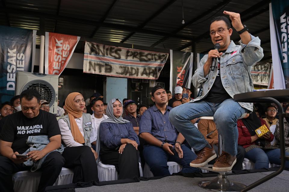 Calon Presiden nomor urut 1 Anies Baswedan (kanan) menyampaikan paparannya pada acara dialog bersama anak muda bertajuk Desak Anies saat berkampanye di Mataram, NTB, Selasa (19/12/2023). Kampanye dialogis bersama anak muda Mataram tersebut sebagai bentuk