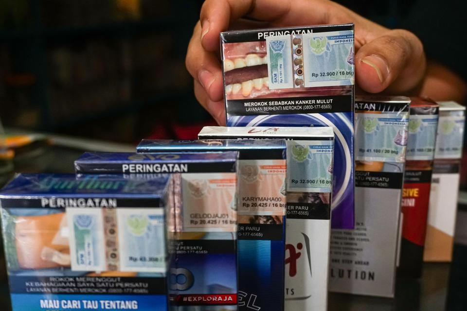 Pedagang menata rokok yang dijual di Ciputat, Tangerang Selatan, Banten, Selasa (19/12/2023). Kementerian Keuangan melalui Peraturan Menteri Keuangan Nomor 191 Tahun 2022 akan menaikkan tarif cukai hasil tembakau (CHT) atau cukai rokok sebesar 10 persen m