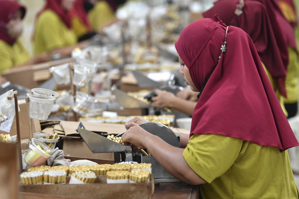 Pekerja melinting rokok sigaret kretek tangan (SKT) di sebuah pabrik rokok di Bantul, Yogyakarta, Selasa (19/12/2023). Pemerintah menetapkan ketentuan yang mengatur kenaikan tarif cukai hasil tembakau (CHT) untuk rokok beserta harga jual eceran (HJE) yang