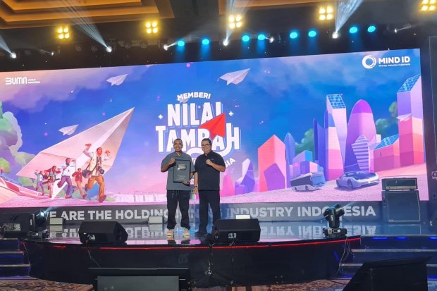 Staf Khusus III Menteri BUMN Arya Sinulingga meraih penghargaan dari BUMN Holding Industri Pertambangan MIND ID atau Mining Industry Indonesia.