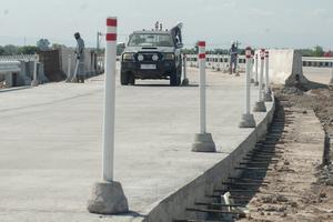Pemasangan pembatas jalan jalur fungsional Tol Solo-Yogyakarta