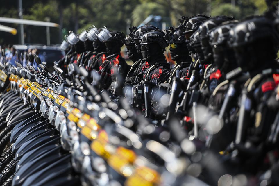 Anggota kepolisian mengikuti apel gelar pasukan Operasi Lilin 2023 untuk pengamanan Natal 2023 dan Tahun Baru 2024 di Monas, Jakarta, Kamis (21/12/2023). Sebanyak 129.923 personel gabungan dari berbagai institusi dilibatkan dalam pengamanan Natal 2023 dan