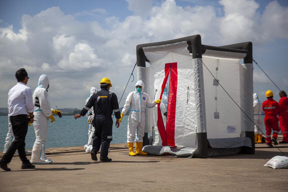 Petugas gabungan melakukan pemeriksaan radiasi usai penyelamatan korban kebocoran nuklir pada simulasi penangana bencana radiasi di perbatasan negara, di Pelabuhan Batu Ampar, Batam, Kepulauan Riau, Kamis (21/12/2023). Simulasi yang dilakukan petugas dari