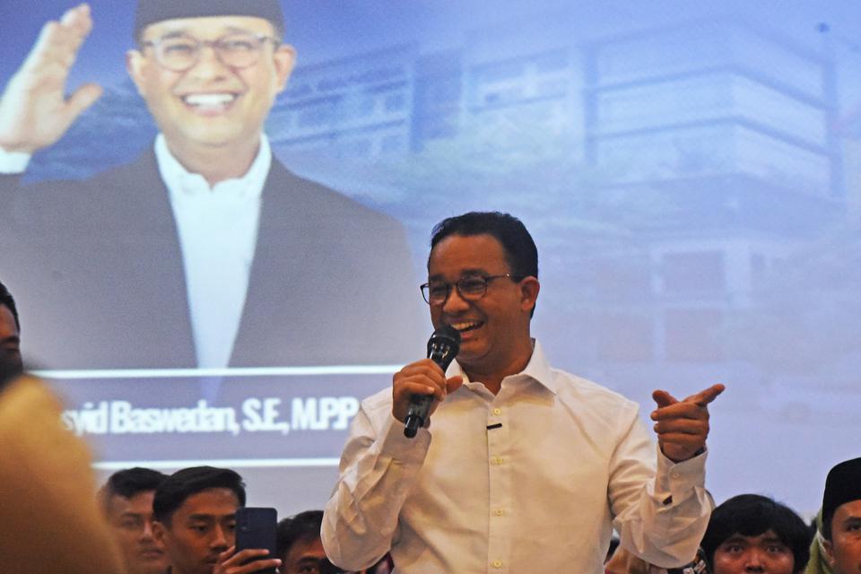 Calon presiden nomor urut 1 Anies Baswedan berpidato saat acara dialog publik di Universitas Bina Bangsa (Uniba) di Serang, Banten, Kamis (21122023).