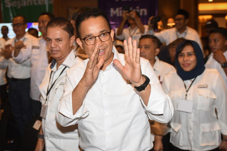 Calon presiden nomor urut 1 Anies Baswedan (tengah) menyapa para pendukungnya sebelum konsolidasi Tim Pemenangan Anies-Muhaimin (Amin) di Jakarta, Kamis (21/12/2023). 