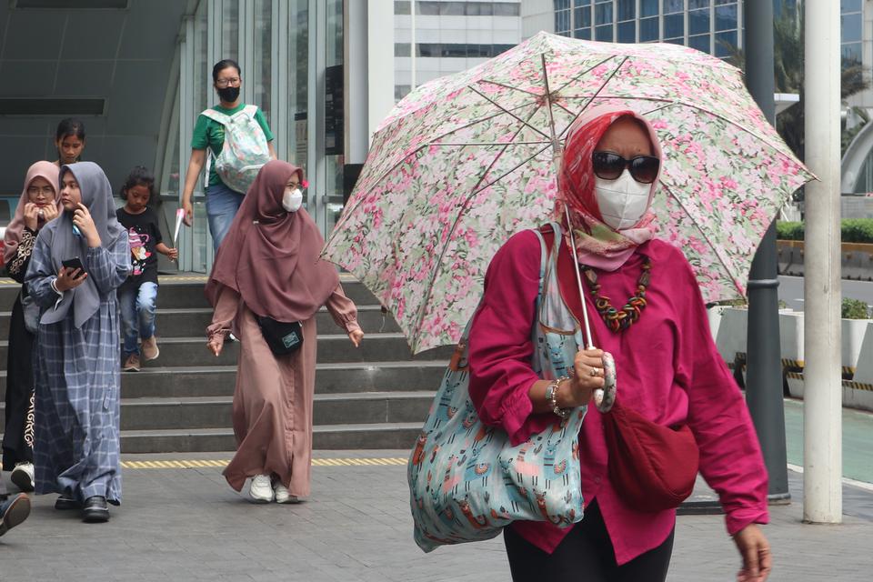 Badan Meteorologi, Klimatologi, dan Geofisika (BMKG) menegaskan bahwa cuaca panas yang terjadi di Indonesia akhir-akhir ini bukanlah akibat gelombang panas (heatwave). 