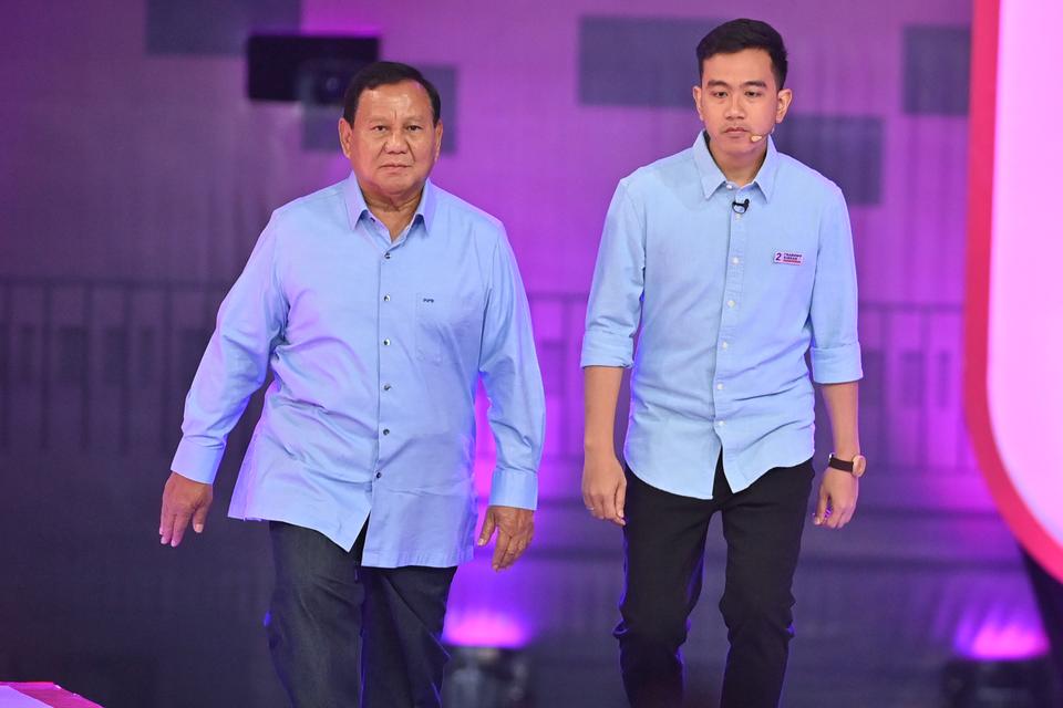 Calon presiden-wakil presiden nomor urut 2 Prabowo Subianto dan Gibran Rakabuming Raka memasuki ruangan untuk mengikuti debat kedua calon wakil presiden Pemilu 2024 di JCC, Jakarta, Jumat (22/12/2023). 
