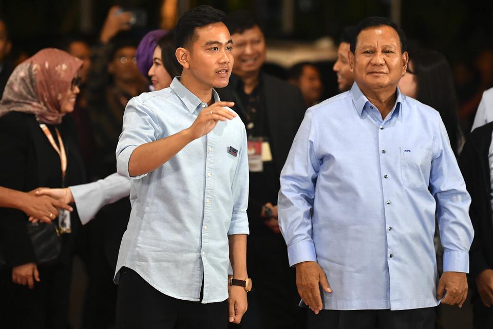 Calon presiden nomor urut 2 Prabowo Subianto (kanan) didampingi calon wakil presiden Gibran Rakabuming Raka (kiri) tiba di Jakarta Convention Center (JCC) untuk mengikuti debat perdana cawapres Pemilu 2024 di Jakarta, Jumat (22/12/2023). 