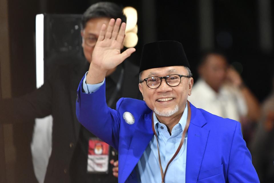 Ketua Umum Partai Amanat Nasional (PAN) Zulkifli Hasan melambaikan tangannya saat menghadiri debat calon wakil presiden Pemilu 2024 di JCC, Jakarta, Jumat (22/12/2023). 