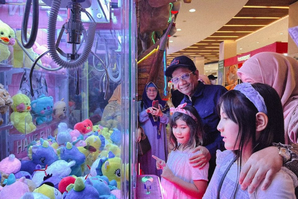 Cawapres nomor urut 2 Mahfud MD bermain dengan cucu sebelum debat calon wakil presiden yang berlangsung Jumat (22/12). 