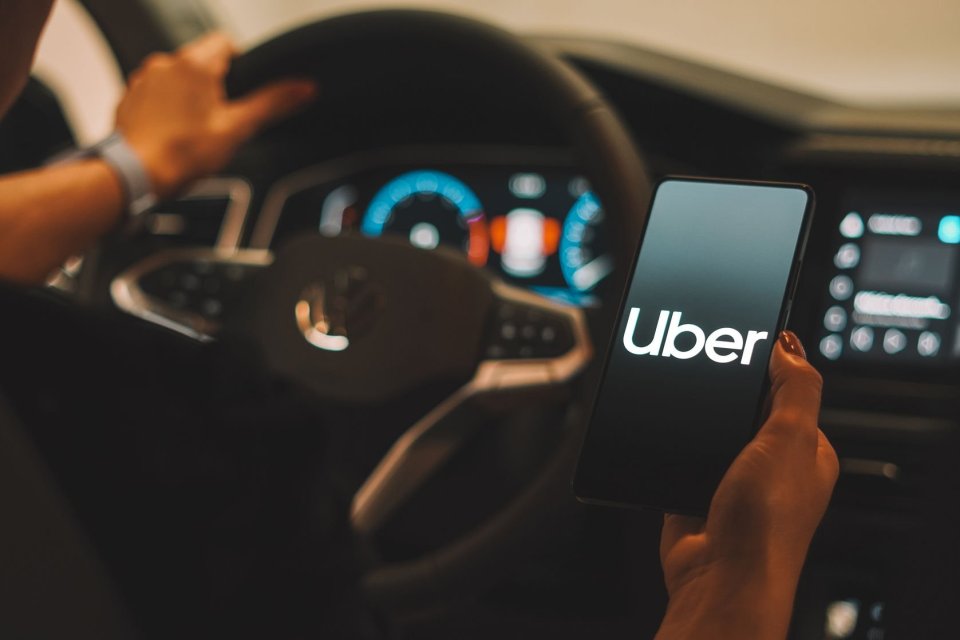 Ilustrasi Uber, aplikasi pemesanan transportasi online.