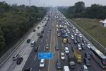 Kepadatan kendaraan di tol Jakarta-Cikampek