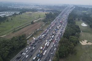 Kepadatan kendaraan di tol Jakarta-Cikampek