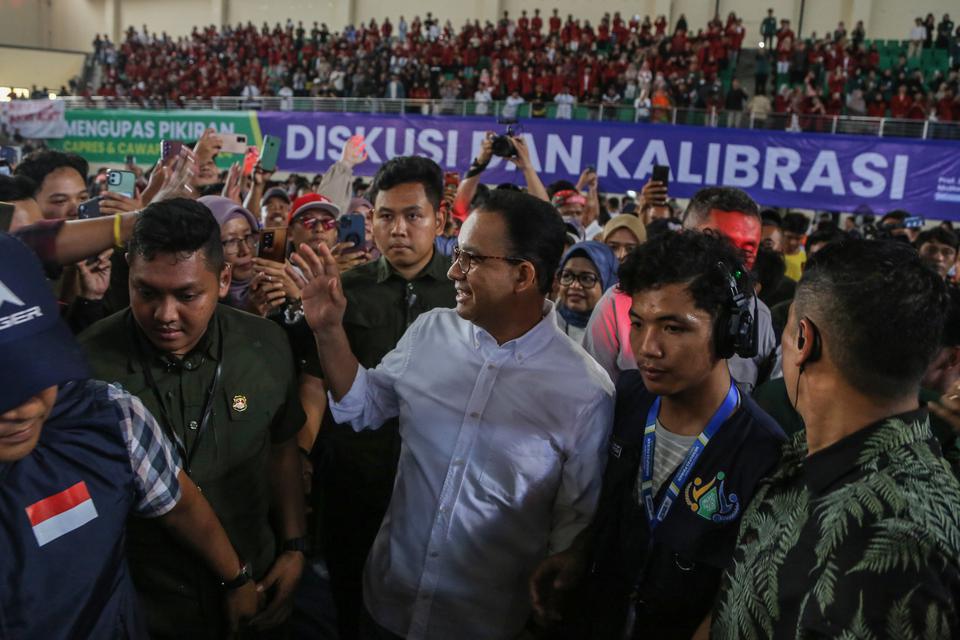 Calon presiden nomor urut 1 Anies Baswedan (tengah) menyapa peserta saat menghadiri diskusi dan kalibrasi bersama pemuda di GOR Jatidiri, Semarang, Jawa Tengah, Minggu (24/12/2023). 