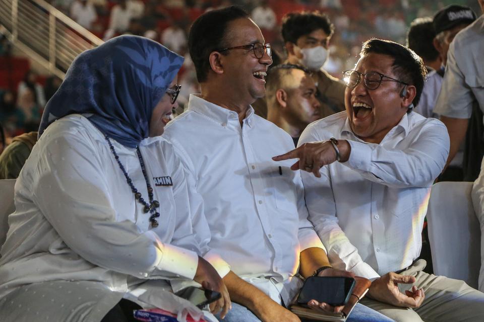 Calon presiden dan wakil presiden nomor urut 1, Anies Baswedan (tengah) dan Muhaimin Iskandar (kanan) bergurau sebelum menyampaikan pidato politiknya dalam acara diskusi dan kalibrasi bersama pemuda di GOR Jatidiri, Semarang, Jawa Tengah, Minggu (24/12/20