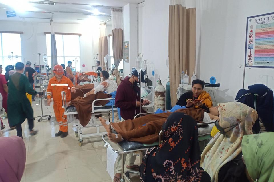 Sejumlah korban kecelakaan kerja di lokasi pabrik PT Indonesia Tsingshan Stainless Steel (ITSS) menjalani perawatan di RSUD Morowali di Kabupaten Morowali, Sulawesi Tengah, Minggu (24/12/2023). 