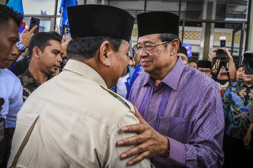 Prabowo Subianto (kiri) berjabat tangan dengan Presiden RI ke-6 Susilo Bambang Yudhoyono. 