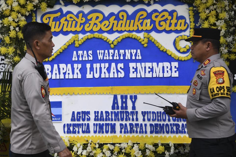 Polisi berdiri di depan karangan bunga duka dari mantan Gubernur Papua, Lukas Enembe di Rumah Duka Sentosa, RSPAD Gatot Subroto, Jakarta, Selasa (26/12/2023). 