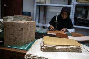 Produksi kertas daur ulang limbah organik