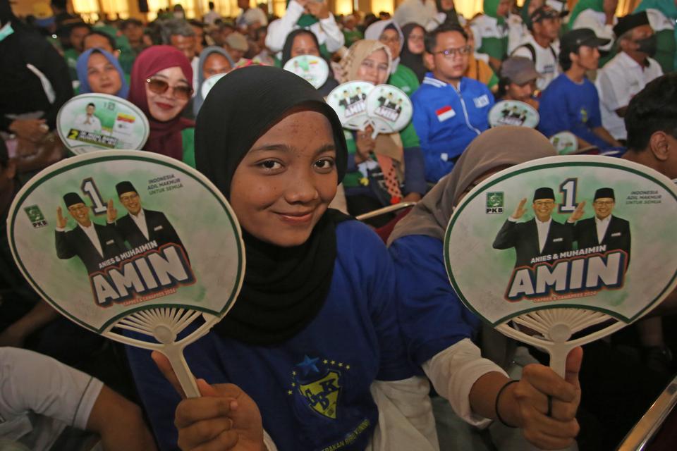 Relawan AMIN menghadiri acara silaturahmi relawan Anies - Muhaimin (AMIN) se Banten di Karawaci, Kabupaten Tangerang, Banten, Rabu (27/12/2023). 