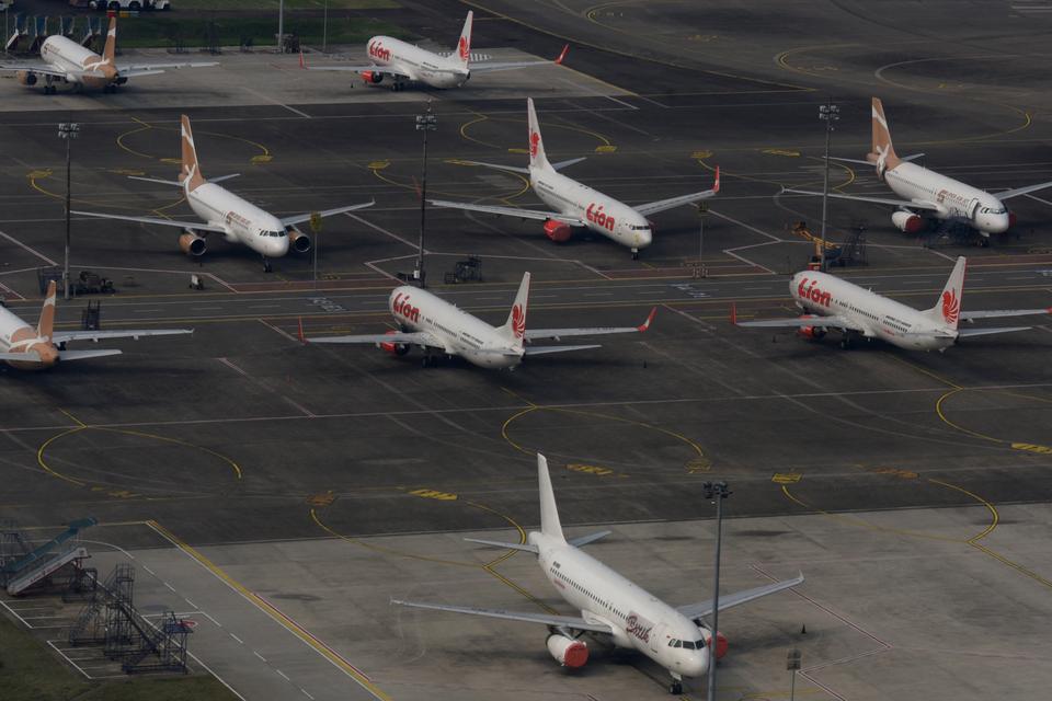 Sejumlah pesawat komersil terparkir di Bandara Soekarno-Hatta, Tangerang, Banten, Rabu (27/12/2023). Kementerian Perhubungan (Kemenhub) melaporkan realisasi penerbangan tambahan atau extra flight periode Natal 2023 dan Tahun Baru 2024 sebanyak 473 penerba