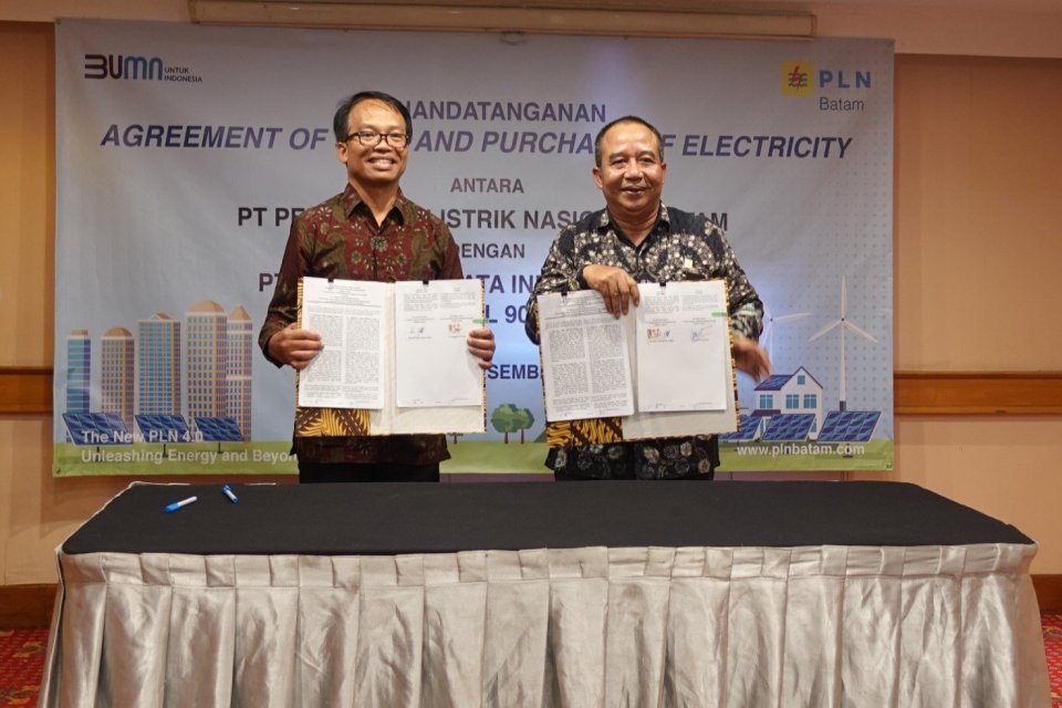 Direktur Utama NeutraDC Batam, Indrama YM Purba (kiri), bersama Direktur Utama PLN Batam, Muhammad Irwansyah Putra (kanan), menandatangani kerja sama pengadaan pasokan energi listrik berkapasitas 90 juta Volt Ampere (VA) untuk Hyperscale Data Center (HDC)