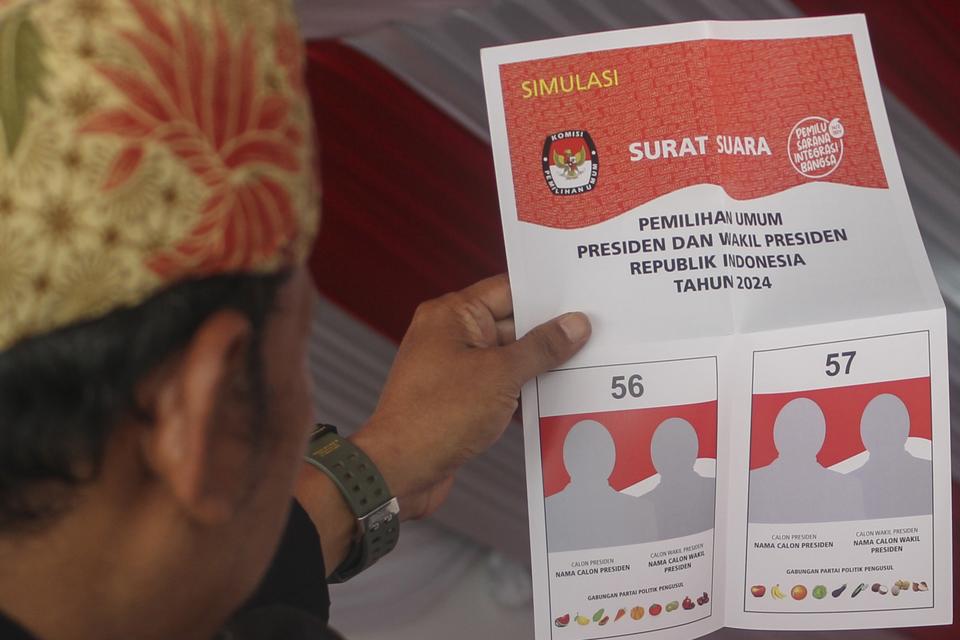 Petugas Kelompok Penyelenggara Pemungutan Suara (KPPS) menunjukkan surat suara pada tahapan penghitungan dalam simulasi pemungutan dan penghitungan suara Pemilu 2024 di Kantor KPU Jakarta Selatan, Jakarta, Jumat (29/12/2023). Simulasi Pemilu 2024 tersebut