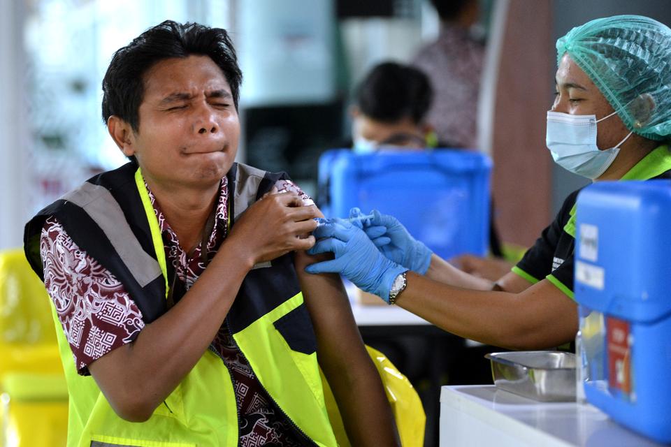 Vaksinator menyuntikkan vaksin COVID-19 kepada petugas saat vaksinasi untuk petugas komunitas Bandara I Gusti Ngurah Rai di Badung, Bali, Jumat (29/12/2023). 