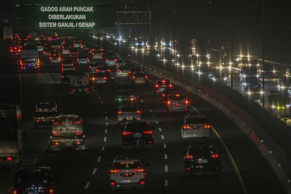 Sejumlah kendaraan memadati ruas tol Jagorawi, Cibubur, Jakarta Timur, Sabtu (30/12/2023). 