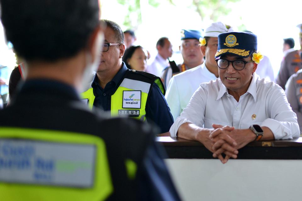 Menteri Perhubungan (Menhub) Budi Karya Sumadi (kanan) berbincang dengan petugas Bandara Internasional I Gusti Ngurah Rai sebelum melakukan rapat koordinasi di Badung, Bali, Minggu (31/12/2023). Kementerian Perhubungan bersama berbagai pihak terkait melak