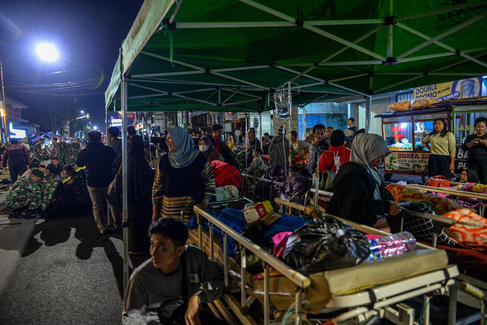 Pasien RSUD Kabupaten Sumedang dipindahkan ke Jalan Raya paska gempa bumi dengan magnitudo 4,8 yang terjadi di Kabupaten Sumedang, Jawa Barat, Minggu (31/12/2023). Pihak RSUD Kabupaten Sumedang memindahkan pasien keluar ruangan guna mengantisipasi runtuhn