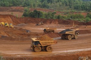 Haul dump trucks mengangkut material pada proses penambangan Nikel PT Vale Indonesia Tbk.